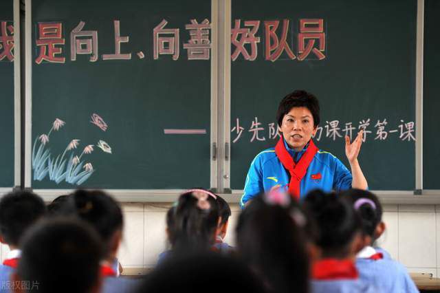 节目中，罗杰斯完全以自己而非扮演的形象出现在儿童面前，;只有真诚才是给孩子最好的礼物，而孩子们总能够一眼识别虚假